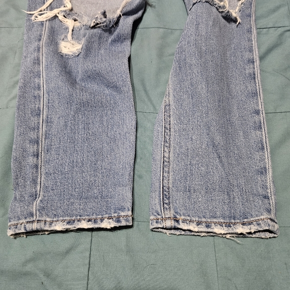 American Eagle woman's heavily distressed mom jeans - Picture 12 of 14